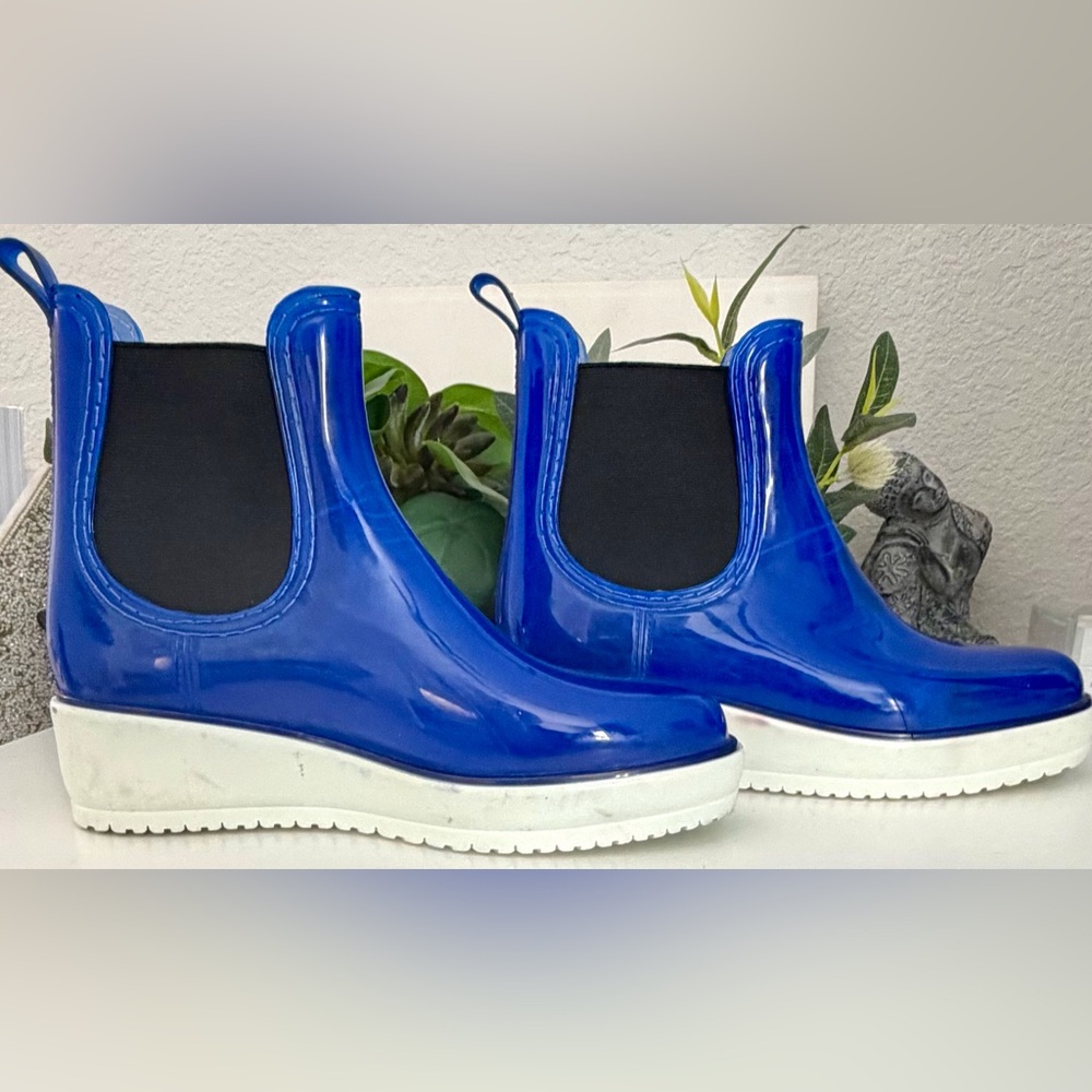 Electric blue Chelsea rain booties — size 8